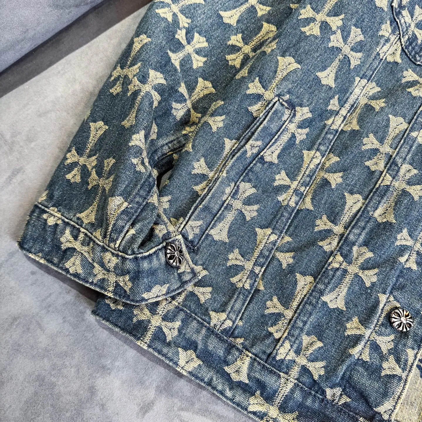 P260 Chrome Hearts heavy denim jacket with double-sided LOGO jacquard concealed print, the same model as the Internet celebrity star. The cross-printed denim jacket has a unique cross design element and full printing, which is full of design. It is made of 100% denim cotton fabric with heavy coarse yarn count, which ensures a stiff and tough silhouette while being soft, comfortable and breathable. The lapel is designed with silver buttons and is full of texture. The classic white cross logo is all over the dress, making it a perfect versatile style for spring and summer! Customized jacquard fabric, you can wear it in various styles. This gender-neutral shirt is a must-have for nightclubs. It can be worn as a jacket for both men and women. It can be easily worn by both men and women! The original loose version is made of high-quality pure cotton fabrics. The fabric pattern is high-definition and delicate without burrs. It is comfortable and breathable to wear. All the buttons are molded and customized. It is casual and fashionable and can be matched with any bottoms. It can be windproof and sunproof in spring and summer. It can be worn outside in autumn and winter! Easily concave shape makes you look slimmer and taller, perfect for both men and women!  Size: S–XL Color: blue